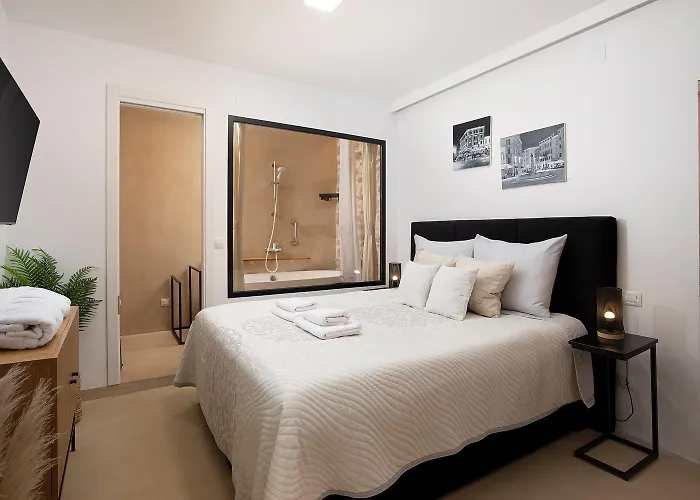 Apartment Deluxe In Center With Parking And Bathtub *