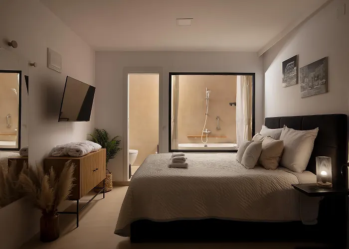 Deluxe In Center With Parking And Bathtub