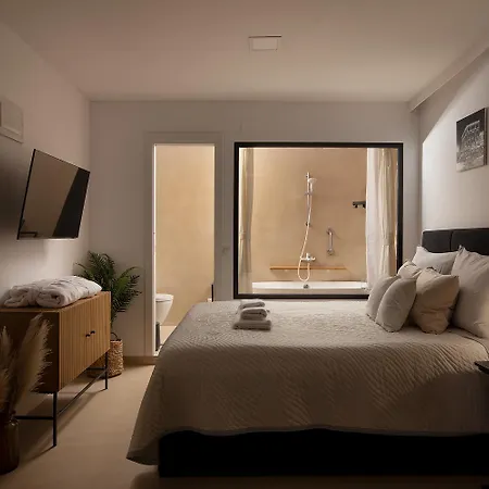 Deluxe In Center With Parking And Bathtub